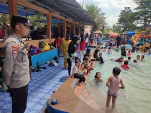Anggota Polsek Rangkasbitung Polres Lebak Patroli Dan Pantau Pengunjung Wisata Kolam Renang BIM