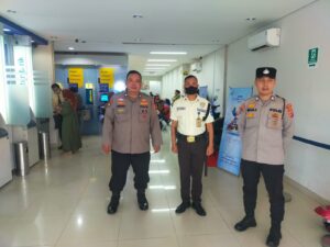 Anggota Polsek Rangkasbitung Polres Lebak Sampaikan Pesan Kamtibmas Ke Satpam Dan Nasabah Di ATM Bank BCA