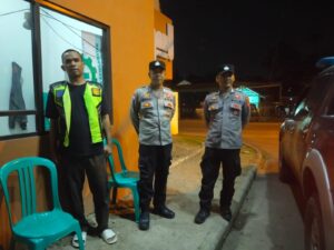 Anggota Polsek Rangkasbitung Polres Lebak Patroli Dialogis Temui Satpam Perumahan Mabu Residence