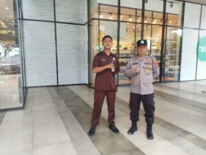Aiptu Dedih Silaturahmi Dengan Masyarakat Dengan Melaksanakan Kegiatan Patroli Rutin