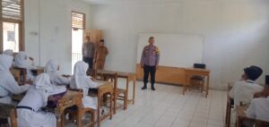 Bhabinkamtibmas Polsek Puloampel Polres Cilegon Berikan Himbauan Kepada Pelajar