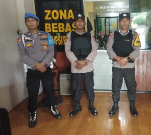 Pengamanan Markas !!! Polsek Puloampel