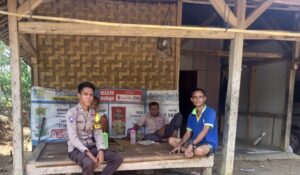 Rutin sambangi warga, Bhabinkamtibmas Polsek Cimarga Polres Lebak Polda Banten Menyampaikan Pesan Kamtibmas
