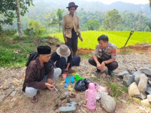 Bhabinkamtibmas Polsek Sobang Polres Lebak Sambang Silaturahmi Kamtibmas kepada Warga Masyarakat di Kp.Bongkok Desa Sukaresmi Kecamatan Sobang Kab.Lebak
