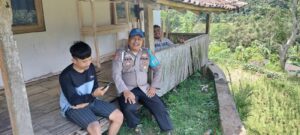 Bhabinkamtibmas Polsek Sobang Polres Lebak Sambang Kamtibmas kepada Warga Masyarakat di Kp.Lebak Empang Desa Sukaresmi Kecamatan Sobang Kab.Lebak