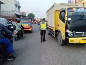 Polres Karawang, Polisi Urai Lalu Lintas Pagi di Pertigaan Pasar Johar