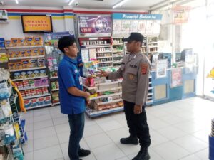 Bripka Hendri Berikan Himbauan Kepada Karyawan Indomart Untuk Selalu Koordinasi Dengan Pihak Kepolisian