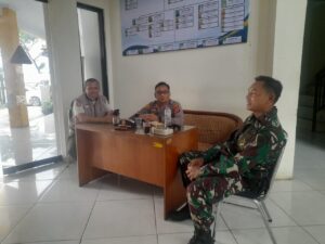 “YUK NGOPI WAE” personil Polsek Cibeber Polres Cilegon Duduk Bersama Warga