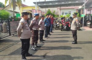 Mengawali tugas rutin, Kanit Binmas Polsek Kresek pimpin Apel Pagi di halaman Mapolsek Kresek