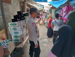 Menjaga Harkamtibmas aktivitas masyarakat, Polsek Kresek lakukan Patroli Mobile di Pasar Kresek