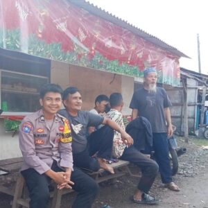 Bhabinkamtibmas Polsek Malingping Polres Lebak Sambang Warga Malam Hari Beri Himbauan Kamtibmas