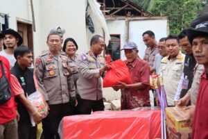 Kapolres Pandeglang Salurkan Bantuan Sembako dan Perlengkapan Tidur Korban Bencana Alam di Kp. Kadu Walang