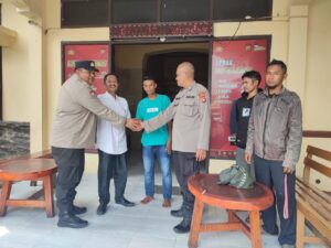 Kanit Binmas Polsek Rangkasbitung Polres Lebak Menyerahkan Warga Desa Cisarua Bogor Yang Nyasar