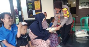 Indahnya Berbagi, Kapolsek Lemahabang Bagikan Beras