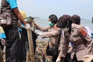 Polwan Polres Pandeglang Berpartisipasi dalam Kegiatan Pembersihan Sampah di Pesisir Pantai