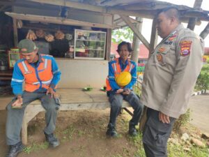 Bhabinkamtibmas Polsek Rangkasbitung Polres Lebak Sapa Pegawai PLN Rangkasbitung