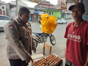 Bhabinkamtibmas Polsek Rangkasbitung Sambangi Pedagang Telor Kampung Jaura