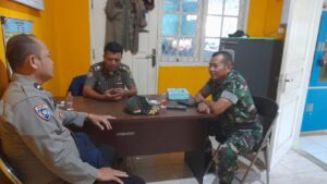 Sinergi, Bhabinkamtibmas Bersama Babinsa Sambangi Kantor Kelurahan