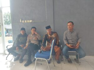 Sambangi Kantor Desa,Bhabinkamtibmas Ajak Perangkat Desa Jaga Kamtibmas
