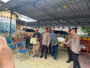 Kapolres Serang Gelar Bakti Sosial Begikan Sembako Kepada Pemulung dan Kaum Duafa