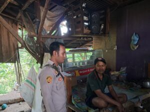 Bhabinmas Polsek Cilograng Sambangi Dan Berikan Pesan Kamtibmas Kepada Masyarakat Desa Cibareno Kec.Cilograng