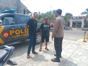 Dalam Giat Patroli, Bripka Ilham Berikan Himbauan Kepada Dua Petugas Parkir Bank BRI Unit Jayanegara