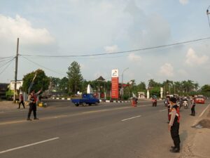 Perlancar Arus Lalulintas, Personel Satsamapta Polres Serang laksanakan Strong Point Sore