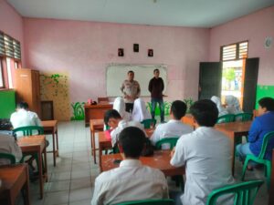 Anggota Bhabinkamtibmas Polsek Puloampel Polres Cilegon Berikan Himbauan Kepada Pelajar