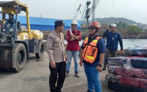 Personil Polsek KSKP Banten Polres Cilegon Polda Banten Bincang bersama Pekerja/Buruh di Pelabuhan