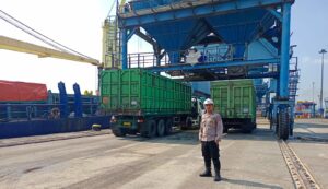 Polsek KSKP Banten Lakukan Pengecekan Muatan Kendaraan di Pelabuhan