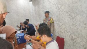 Bhabinkamtibmas Polsek Anyar monitoring Penyaluran Bantuan Sosial
