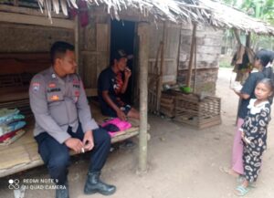 Jaga Silaturahmi Bhabinkamtibmas Polsek Gunungkencana Polres Lebak Sambangi Warga Desa. Binaanya dan berikan Pesan Kamtibmas