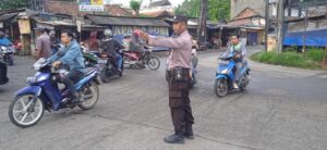 Pelayanan Pagi Hari, Polsek Cisoka Polresta Tangerang Melaksanakan Pengaturan Arus Lalu Lintas