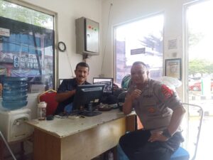 Bhabinkamtibmas Polsek Rangkasbitung Polres Lebak Temui Pengelola Parkir Stasiun Rangkasbitung