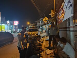 Anggota Polsek Rangkasbitung Polres Lebak Hampiri Pemuda Di Jalan Ir.Juanda Rangkasbitung