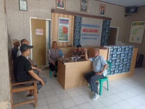 Bhabinkamtibmas Polsek Rangkasbitung Polres Lebak Temui Tokoh Masyarakat Di Kantor Desa Mekarsari