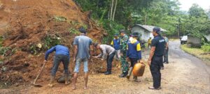 Personil Polsek Lebakgedong Polres Lebak Sigap Tanggap Bencana Longsor
