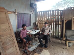 Bhabinkamtibmas Polsek Rangkasbitung Polres Lebak Sapa Pemilik Usaha Kusen Di Kampung Cisalam