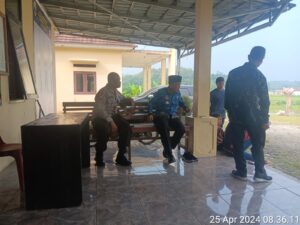 Kanit Binmas Polsek Rangkasbitung Polres Lebak Temui Kades Pasir Kupa Di Kantor Desa