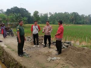 Kapolsek Rangkasbitung Polres Lebak Dan Babinsa Sambangi Prades Sangiang Tanjung