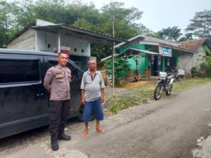 Hampiri Warga Kampung Rangkong Bhabinkamtibmas Polsek Rangkasbitung Polres Lebak Giat Silaturahmi