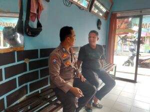 Anggota Polsek Rangkasbitung Polres Lebak Sambangi Pemilik Pangkas Rambut