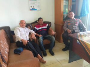 Bhabinkamtibmas Polsek Rangkasbitung Polres Lebak Temui Kades Aweh