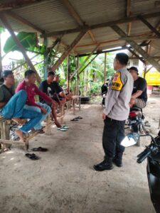 Personil Polsek Bojonegara Polres Cilegon Polda Banten Bincang bersama Masyarakat