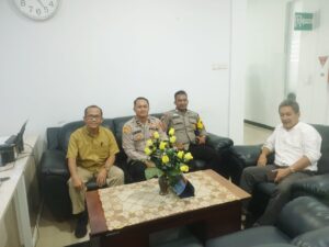 Personil Polsek KSKP Banten Polres Cilegon Polda Banten Bincang bersama Pekerja/Buruh di Pelabuhan