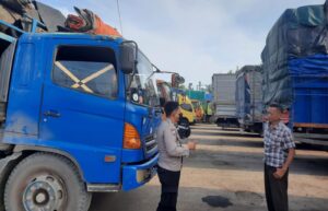 Polsek KSKP Banten Lakukan Pengecekan Muatan Kendaraan di Pelabuhan