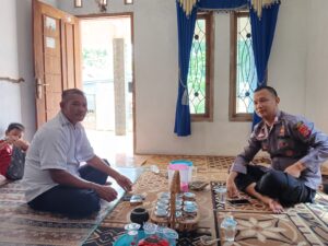 Lewat Sambang, Anggota Polsek Cikulur Polres Lebak Ajak Warga Wujudkan Situasi Kamtibmas Yang Aman Kondusif