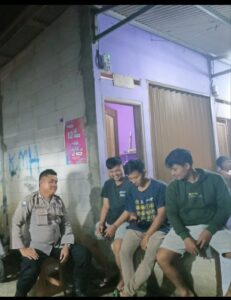 Kegiatan rutin Bhabinkamtibmas Patroli Dini Hari Antisipasi Kejahatan Sambang Pos Kamling, Waralaba Dan Pertokoan