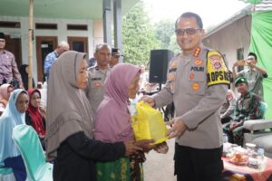 Berbagi Kebahagiaaan Kapolresta Tangerang Beri Bantuan sembako Kepada Masyarakat