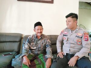 Bhabinkamtibmas Polsek Bojongmanik Polres Lebak Sambangi warga di Desa Binaan